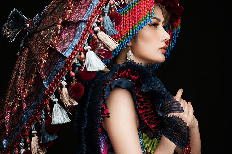 Người đẹp chia sẻ: “Diệu Linh trân trọng mọi loại trang phục của tất cả các dân tộc anh em sinh sống trên đất nước Việt Nam. Bước ra thế giới, Diệu Linh nghĩ ngoài bộ áo dài truyền thống, Việt Nam còn rất nhiều màu sắc văn hóa rực rỡ khác để giới thiệu. Vì vậy lần này Diệu Linh muốn mang đến một hình ảnh mới trong trang phục truyền thống, vẫn thể hiện cái hồn của đất nước nhưng cũng mang lại nét mới về hình ảnh Việt Nam đến đấu trường nhan sắc quốc tế”.