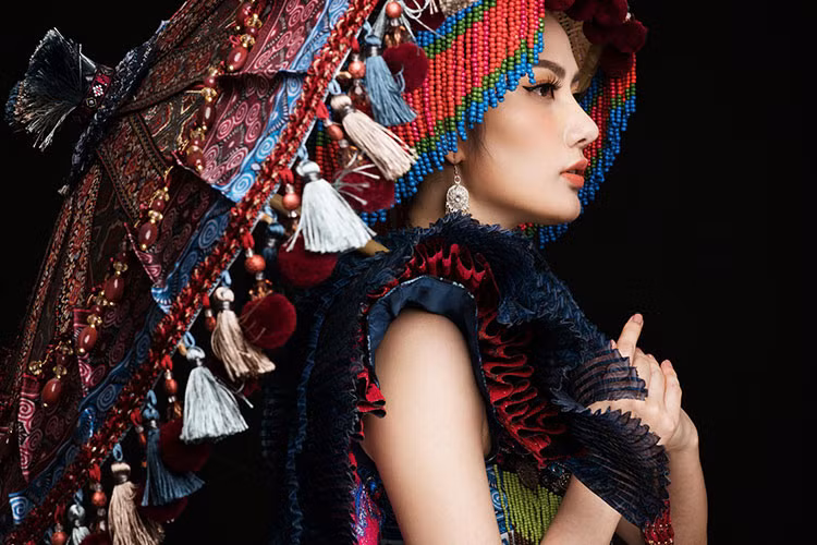 Người đẹp chia sẻ: “Diệu Linh trân trọng mọi loại trang phục của tất cả các dân tộc anh em sinh sống trên đất nước Việt Nam. Bước ra thế giới, Diệu Linh nghĩ ngoài bộ áo dài truyền thống, Việt Nam còn rất nhiều màu sắc văn hóa rực rỡ khác để giới thiệu. Vì vậy lần này Diệu Linh muốn mang đến một hình ảnh mới trong trang phục truyền thống, vẫn thể hiện cái hồn của đất nước nhưng cũng mang lại nét mới về hình ảnh Việt Nam đến đấu trường nhan sắc quốc tế”.