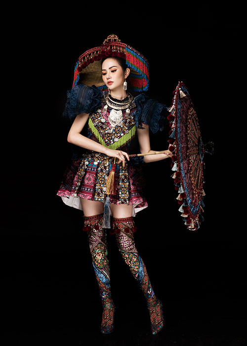 Cả bộ trang phục bao gồm vòng cổ, hoa tai bằng bạc nặng khoảng hơn 30 kg. Tất cả bộ trang phục được làm trong vòng hai tháng bởi ê-kíp gồm 26 người.