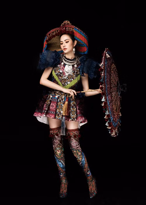 Cả bộ trang phục bao gồm vòng cổ, hoa tai bằng bạc nặng khoảng hơn 30 kg. Tất cả bộ trang phục được làm trong vòng hai tháng bởi ê-kíp gồm 26 người.