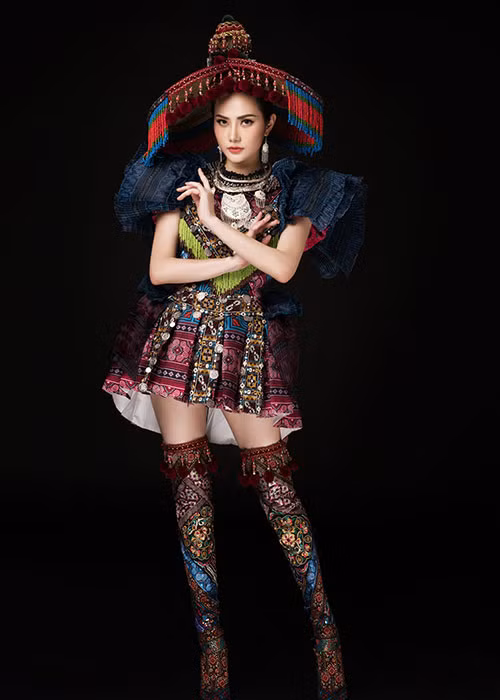 Phần áo được may theo phom dáng người mặc và lấy cảm hứng từ trang phục cưới của người H’Mông.