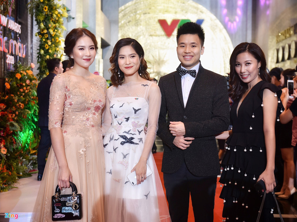 MC Mai Ngọc (ngoài cùng bên trái) chụp ảnh cùng các đồng nghiệp.