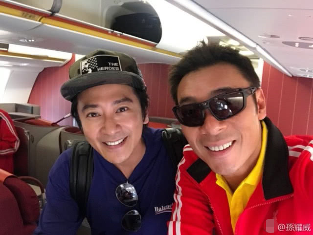 Nam diễn viên Tôn Diệu Uy và Hứa Chí An trên máy bay. Tôn Diệu Uy đến Nga cùng bà xã. Trong khi đó, Hứa Chí An đi một mình, không có vợ là diva Trịnh Tú Văn đi cùng. Hai nam diễn viên nổi tiếng tin rằng Pháp sẽ là nhà vô địch World Cup năm nay.