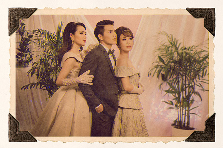 Trong bộ hình đậm màu hoài cổ, Quốc Thiên hóa quý ông lịch lãm quấn quýt bên hai mỹ nhân xinh đẹp, dịu dàng.