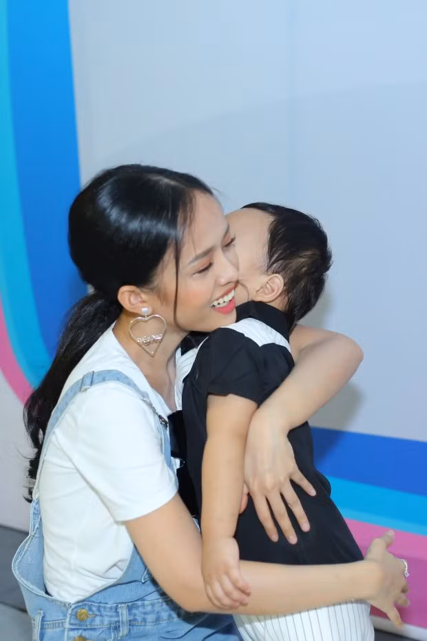 Tuy to béo nhưng Sumo rất thích làm nũng với mẹ.