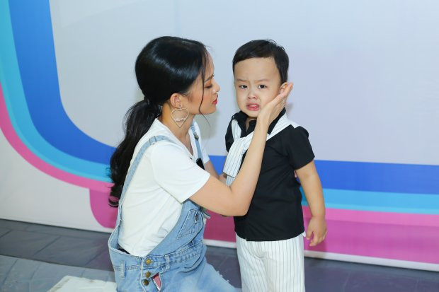 Vì hiếm khi xuất hiện nơi đông người, nên khi nhìn thấy nhiều ống kính hướng về phía mình, Sumo òa khóc. Trong bộ dạng to lớn hơn các bạn đồng lứa, trông Sumo vô cùng ngộ nghĩnh, đáng yêu.