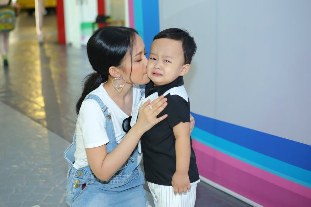 Được mẹ cưng nựng, Sumo vẫn không dời mắt khỏi ống kính máy ảnh. Anh chàng vừa to mò, vừa sợ sệt. Thanh Trúc cho biết, Sumo rất yêu mẹ, dù mẹ bận rộn cả ngày nhưng về đến nhà cậu chàng lại quất quýt bên cạnh.