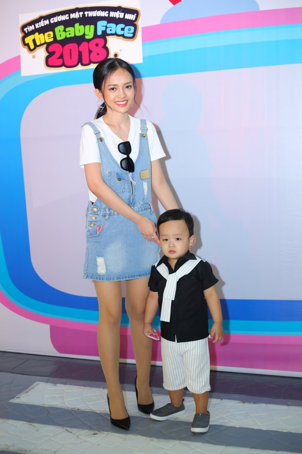 Sumo là kết quả cuộc tình đầu của Thanh Trúc với một người đàn ông lớn tuổi. Tuy nhiên, cô chia tay với người tình ngay sau khi phát hiện ra anh lừa dối, và một mình sinh và nuôi con. Làm mẹ ở tuổi 21, nhưng nữ diễn viên phim “Cha và con và…” của đạo diễn Phan Đăng Di cũng học được nhiều mẹo chăm con, nên cu cậu lớn lên trông thấy, qua mỗi ngày.