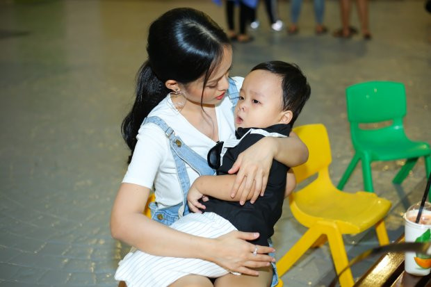 Hình ảnh bà mẹ mi nhon bên cậu con trai mũm mĩm khiến không ít người có mặt tại sự kiện tỏ ra thích thú.