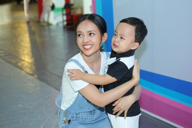 Cậu bé đã biết nói vài câu tiếng Anh, rất thích hát cho mẹ nghe bằng tiếng Anh. Cậu bé ra đời là niềm an ủi vô bờ với Trúc, khiến bà mẹ trẻ tìm lại được sức mạnh sau cú shock đầu đời.