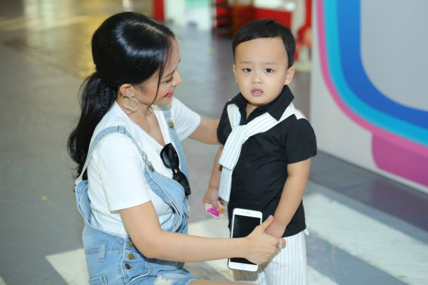Tối qua, diễn viên Thanh Trúc dẫn con trai đến sự kiện ra mắt một kênh truyền hình mới của dành cho thiếu nhi. Đây là dịp hiếm hoi bà mẹ đơn thân đưa con đi sự kiện. Cậu bé Sumo gần ba tuổi nhưng trông rất rắn rỏi, bụ bẫm.