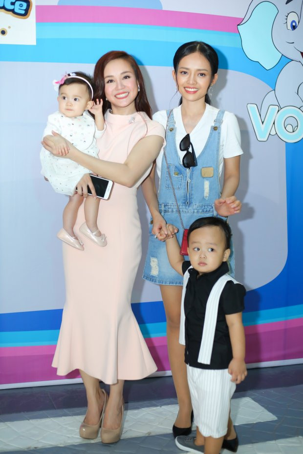 Hai mẹ con Thanh Trúc chụp hình bên ca sĩ Vy Oanh và con gái út của cô.