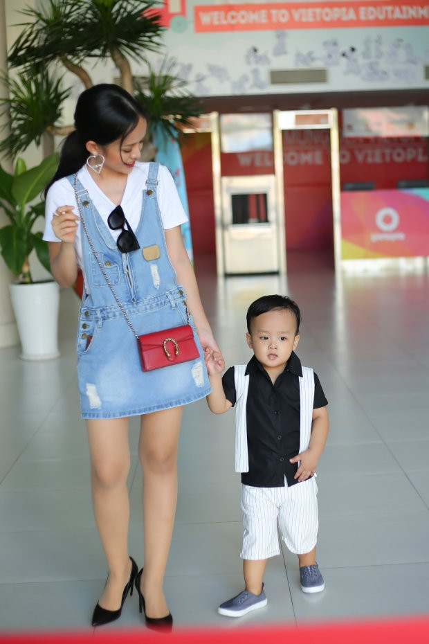 Hình ảnh ngộ nghĩnh của bé mập Sumo bên mẹ đơn thân Thanh Trúc.