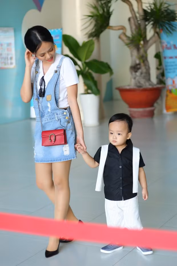 Sau một hồi làm quen với không khí đông người, cậu bé đã có vẻ dạn dĩ hơn. Thanh Trúc cho biết, Sumo là một cậu bé khỏe mạnh, và vững chãi.