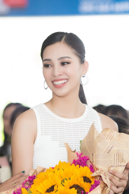 Tân Hoa hậu Việt Nam 2018 khoe nét đẹp rạng rỡ trong bộ trang phục trẻ trung.