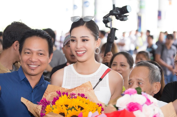 Tuy không thông báo rộng rãi nhưng đã có rất nhiều người đứng chờ tại sân bay và nhà của tân hoa hậu tại Hội An để chúc mừng.