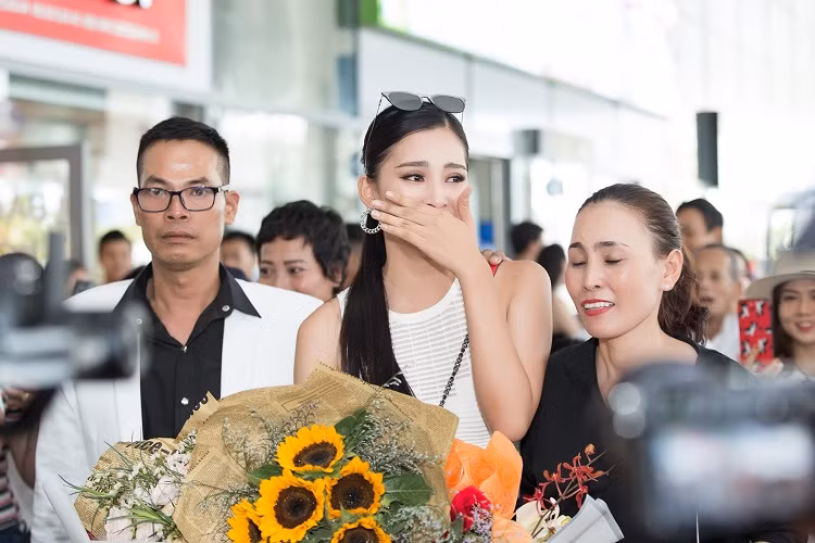 Xuất hiện tại sân bay Đà Nẵng, người đẹp 18 tuổi không giấu nổi sự xúc động khi được bố mẹ, người thân chào đón. 
