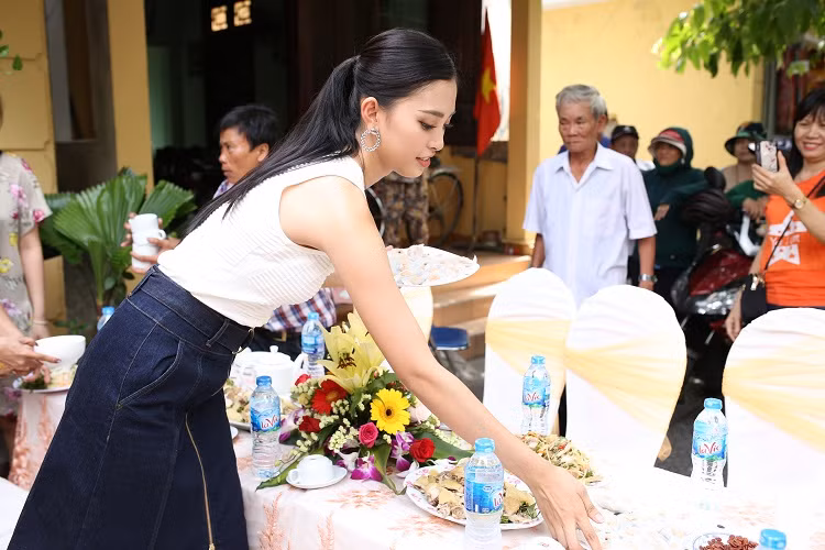 Để chúc mừng Trần Tiểu Vy, gia đình người đẹp cũng nấu những món ăn truyền thống của Hội An để thết đãi người thân, bè bạn.