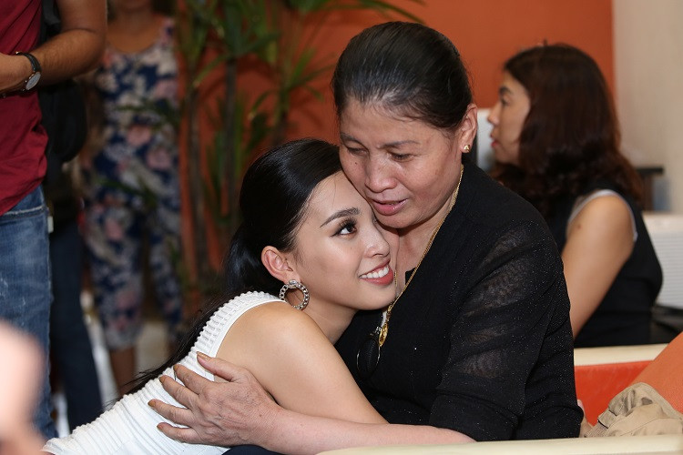 Người đẹp hạnh phúc trong vòng tay bà ngoại.