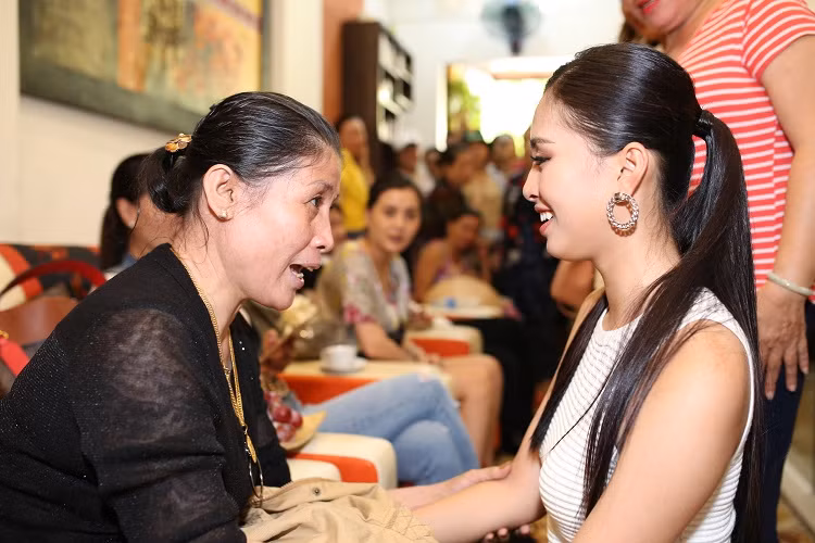 Hoa hậu Tiểu Vy xúc động khi gặp lại bà ngoại, bà đã từ Bình Thuận vào Hội An để chờ đón cô.