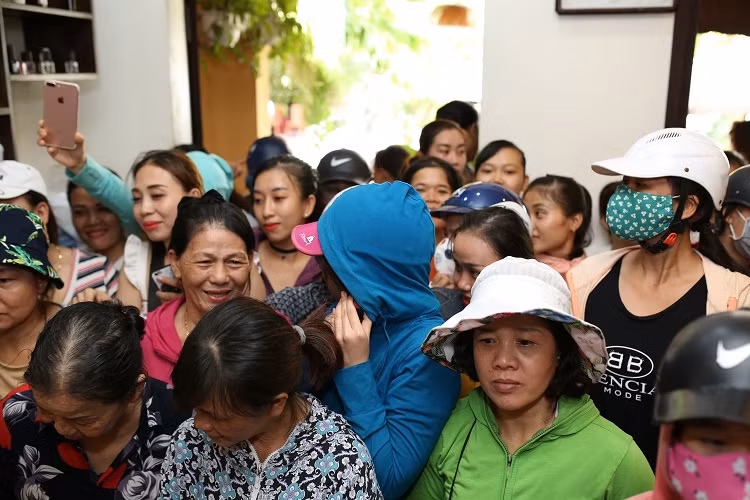 Rất đông người dân cũng đã đến chào đón, chúc mừng tân hoa hậu.