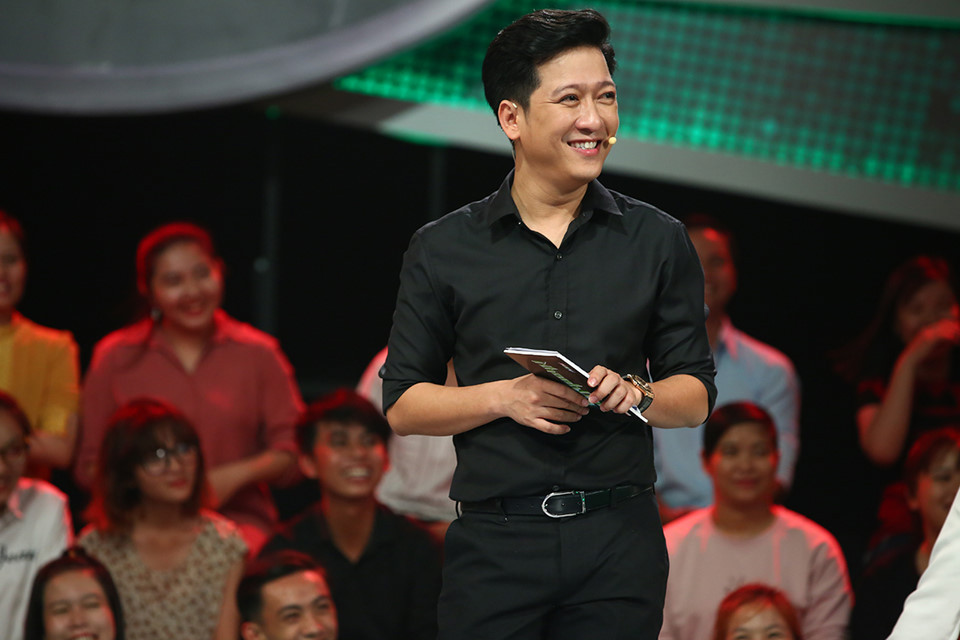 Cuối tuần qua, Trường Giang trở lại với công việc sau thời gian sang Mỹ lưu diễn. Xuất hiện tại buổi ghi hình game show, nam diễn hài cố tỏ ra hoạt náo khi tung hứng cùng đồng nghiệp.