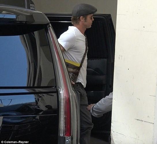 Nam diễn viên 54 tuổi gầy gò và tiều tuỵ hơn trước nhiều. Anh khoác túi vải, mặc áo T-shirt màu xám giảm dị, quần jeans và đội mũ vải cho buổi làm việc.