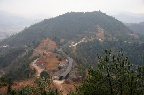 Một nhà máy pháo hoa nằm trên núi ở thành phố Lưu Dương. Ảnh: Reuters.