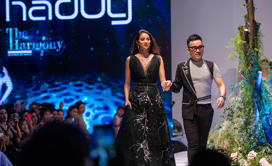 NTK Hà Duy và Phạm Hương trong màn chào cuối.