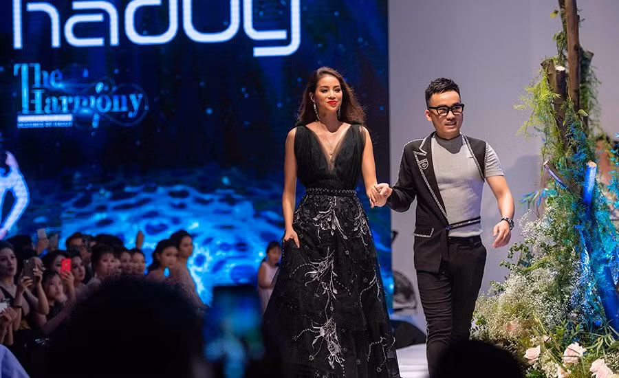 NTK Hà Duy và Phạm Hương trong màn chào cuối.