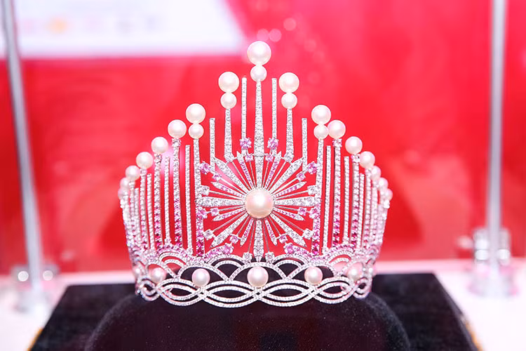 BTC Hoa hậu Việt Nam 2018 vừa công bố chiếc vương miện và các vật phẩm dành cho tân hoa hậu trong đêm chung kết diễn ra ngày 16/9 sắp tới. Theo đó, chiếc vương miện mang ý tưởng 30 năm hội tụ hương sắc, với chủ đề "Ánh sáng của nhan sắc và trí tuệ".