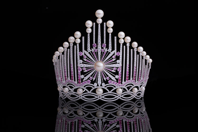 Chất liệu chủ đạo của vương miện Hoa hậu Việt Nam 2018 vẫn là ngọc trai. Điểm nhấn là viên ngọc trai lớn ở chính giữa mang hàm ý cuộc thi HHVN sau hành trình 30 năm đã được kết tinh và nâng tầm, trở thành biểu tượng hòa hợp của sắc đẹp và trí tuệ.