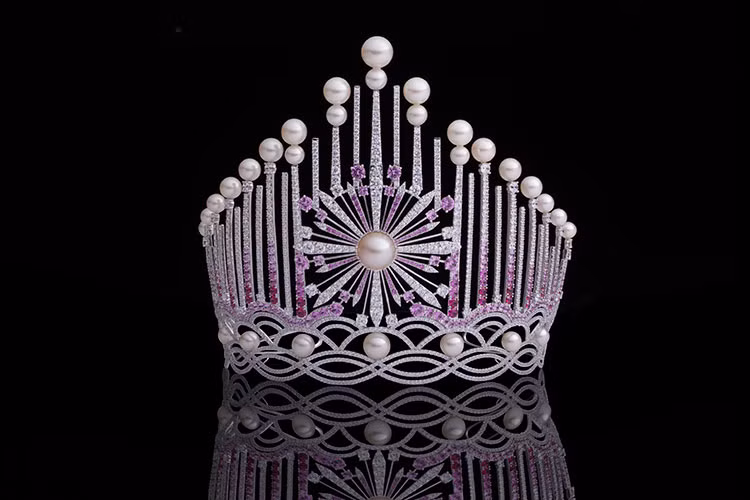 Chất liệu chủ đạo của vương miện Hoa hậu Việt Nam 2018 vẫn là ngọc trai. Điểm nhấn là viên ngọc trai lớn ở chính giữa mang hàm ý cuộc thi HHVN sau hành trình 30 năm đã được kết tinh và nâng tầm, trở thành biểu tượng hòa hợp của sắc đẹp và trí tuệ.