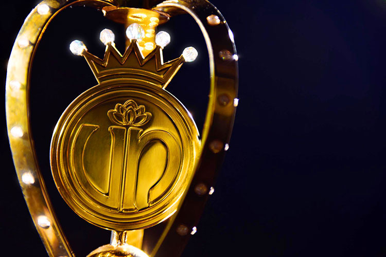 Các vòng cung màu nhũ vàng được điểm tô bằng 8 viên kim cương Swarovsky lấp lánh.