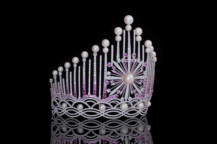 Kết hợp cùng viên đại trân châu là 29 viên ngọc trai khác.