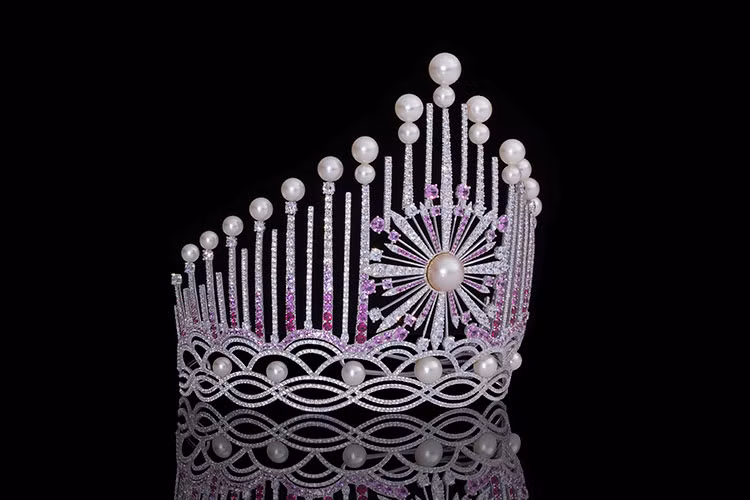 Kết hợp cùng viên đại trân châu là 29 viên ngọc trai khác.