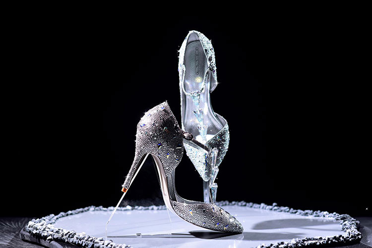 Tân hoa hậu còn bước những bước đi đầu tiên sau đăng quang trên đôi giày với chủ đề “Ngọc trong đá”.