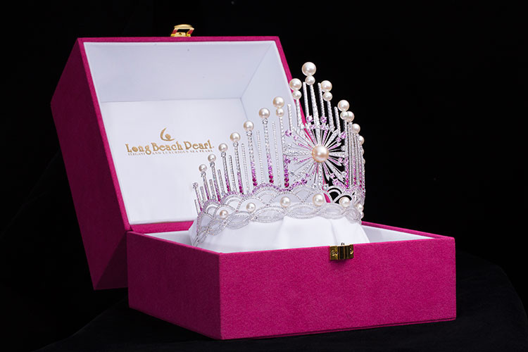 Chiếc vương miện không chỉ thể hiện được nét đẹp và tâm hồn của Hoa hậu Việt Nam 2018 mà còn đại diện cho những hoài bão, khát khao và ước mơ của thế hệ trẻ.