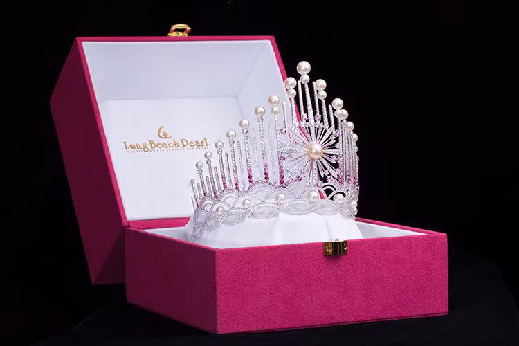 Chiếc vương miện không chỉ thể hiện được nét đẹp và tâm hồn của Hoa hậu Việt Nam 2018 mà còn đại diện cho những hoài bão, khát khao và ước mơ của thế hệ trẻ.