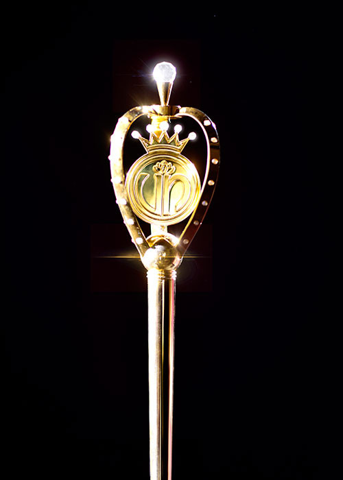 Ngoài vật phẩm ghế đăng quang, chiếc quyền trượng cho tân hoa hậu được sử dụng chất liệu ánh vàng với điểm nhấn chính là logo và vương miện Hoa hậu Việt Nam.