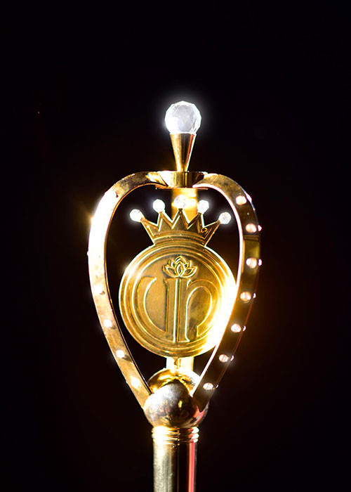 Trên đỉnh quyền trượng là kim cương Swarovsky 13 ly, đại diện cho uy quyền và vẻ đẹp tỏa sáng rực rỡ.