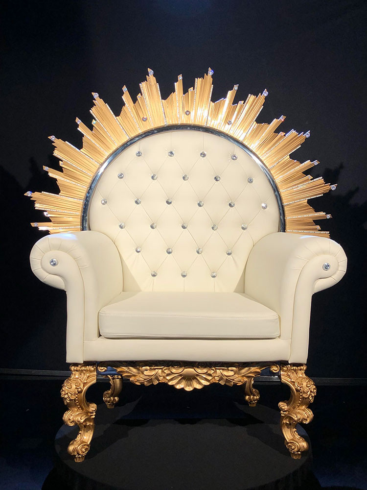 Trong đêm đăng quang, tân hoa hậu sẽ được ngồi vào chiếc ghế đăng quang. Lấy cảm hứng từ chủ đề “Ánh sáng” của đêm chung kết và hình tượng nữ thần Mặt trời biểu trưng cho sức mạnh, quyền uy, ghế đăng quang có họa tiết hình tia sáng mặt trời màu vàng đồng, được trang trí bằng 30 viên kim cương Swarovsky nhập khẩu từ Mỹ, tượng trưng cho cột mốc lịch sử 30 năm Hoa hậu Việt Nam.