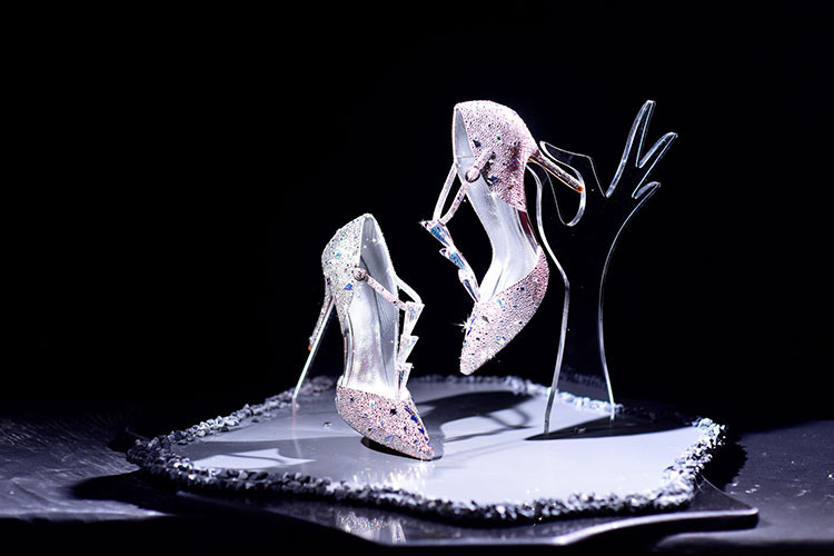Tổng số lượng đá crystal đính kết trên đôi giày lên tới hàng chục ngàn với nhiều kích cỡ khác nhau.
