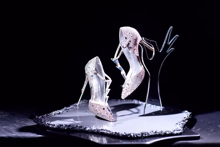 Tổng số lượng đá crystal đính kết trên đôi giày lên tới hàng chục ngàn với nhiều kích cỡ khác nhau.