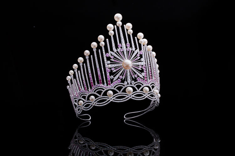 Bên cạnh những viên ngọc trai trân quý, 3260 viên đá sapphire với tông màu trắng và hồng, tượng trưng cho niềm tự hào của Việt Nam với hơn 3260 km đường bờ biển trải dài từ Bắc chí Nam.