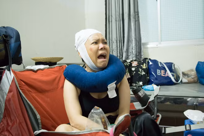 Hơn thế nữa, việc nắm bắt, chuyển biến tâm lý nhân vật khá phức tạp. Việt Hương chia sẻ: “Vai diễn lần này cho tôi rất nhiều trải nghiệm rất hay. Đây cũng là vai dài hơi của Việt Hương. Sự hoán đổi ngoại hình thì thực sự cũng không đáng nói, Việt Hương còn được đẹp lên. Nhưng đặc biệt đó là sự hoán đổi của một người từ 60 tuổi thành một người 25 tuổi thì thực sự nó rất hay. Cái nội tâm của mình liên tục được thay đổi”.