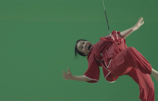 Để thực hiện phân đoạn này, nghệ sĩ Việt Hương đã phải bị treo lơ lửng trên trường quay rất nhiều giờ đồng hồ để thực hiện cảnh này.