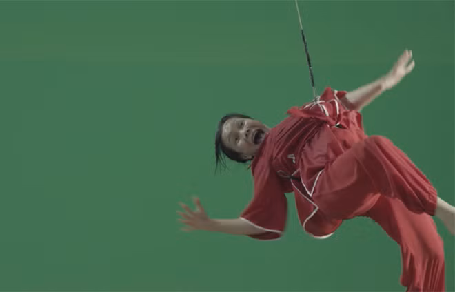 Để thực hiện phân đoạn này, nghệ sĩ Việt Hương đã phải bị treo lơ lửng trên trường quay rất nhiều giờ đồng hồ để thực hiện cảnh này.