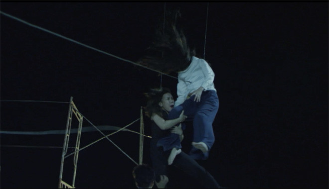 Vóc dáng nhỏ con, bị treo lơ lửng trong thời gian lâu, nghệ sĩ Việt Hương trước đó đã phải chuẩn bị sức khoẻ thật tốt, nhưng trong quá trình quay vẫn không thể tránh khỏi cảm giác khó thở, chóng mặt. Trước đây, Việt Hương vốn chưa thực hiện những pha móc ngược người lên như vậy nhưng vẫn quyết tâm tự mình thực hiện phân đoạn này dưới sự hỗ trợ của ê-kíp mà không cần diễn viên đóng thế.