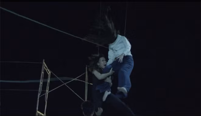 Vóc dáng nhỏ con, bị treo lơ lửng trong thời gian lâu, nghệ sĩ Việt Hương trước đó đã phải chuẩn bị sức khoẻ thật tốt, nhưng trong quá trình quay vẫn không thể tránh khỏi cảm giác khó thở, chóng mặt. Trước đây, Việt Hương vốn chưa thực hiện những pha móc ngược người lên như vậy nhưng vẫn quyết tâm tự mình thực hiện phân đoạn này dưới sự hỗ trợ của ê-kíp mà không cần diễn viên đóng thế.